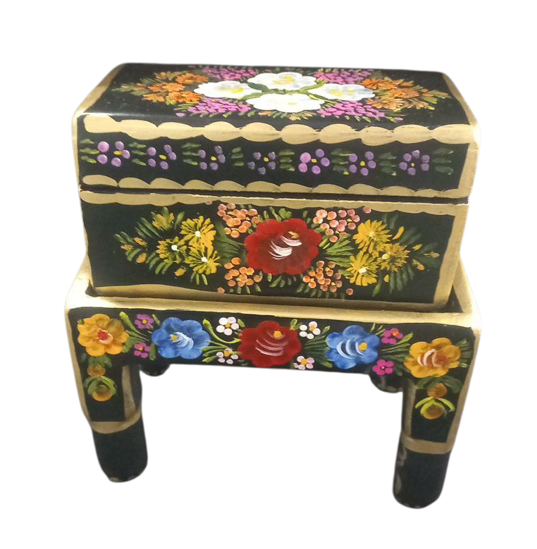 BAÚL CON BASE LAQUEADO Y DECORADO